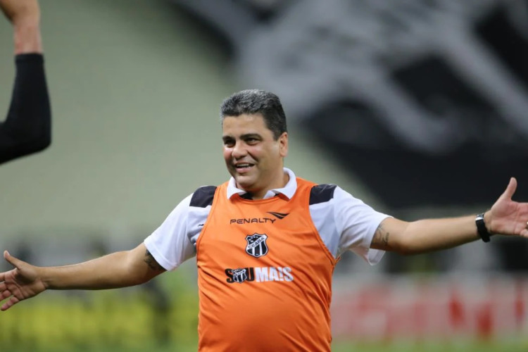 FORTALEZA, CE, BRASIL, 07-09-2015: Marcelo Cabo, técnico do Ceará gesticula na partida. Jogo Ceará x Náutico (PE), válido pela série B do Campeonato Brasileiro, no estádio Arena Castelão. (Foto: Fábio Lima/O POVO)