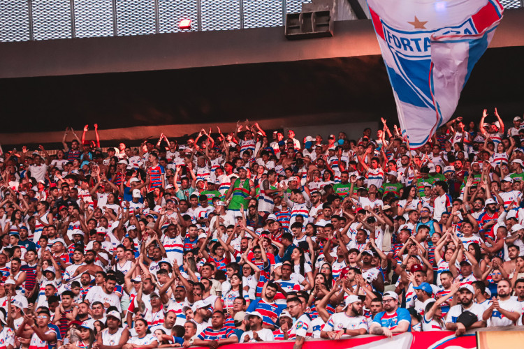 Torcida do Fortaleza na arquibancada no jogo Fortaleza x Juventude, no Castelão, pelo Campeonato Brasileiro Série A 2024