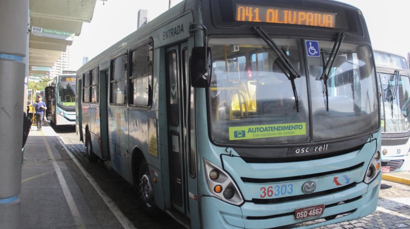 Terminal do Papicu na manhã de Terça-Feira com sol forte e ônibus sem ar-condicionado