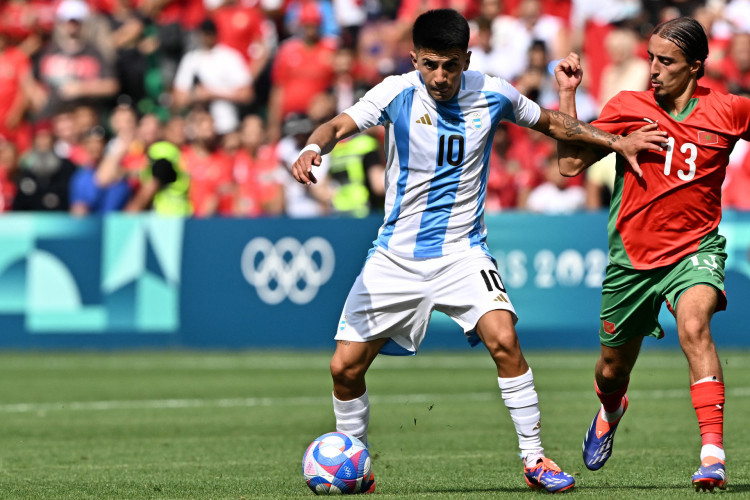 Jogadores de Argentina e Marrocos em jogo válido pela 1ª rodada das Olimpíadas 