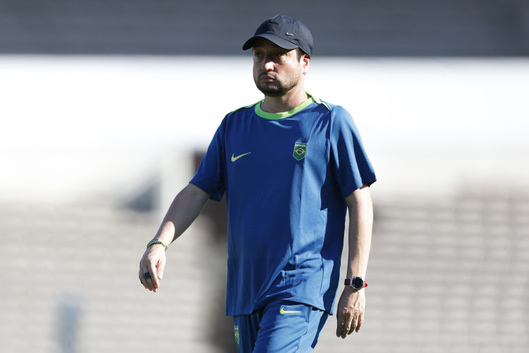 Arthur Elias é o técnico da seleção brasileira feminina, que irá estrear diante da Nigéria nas Olimpíadas. 