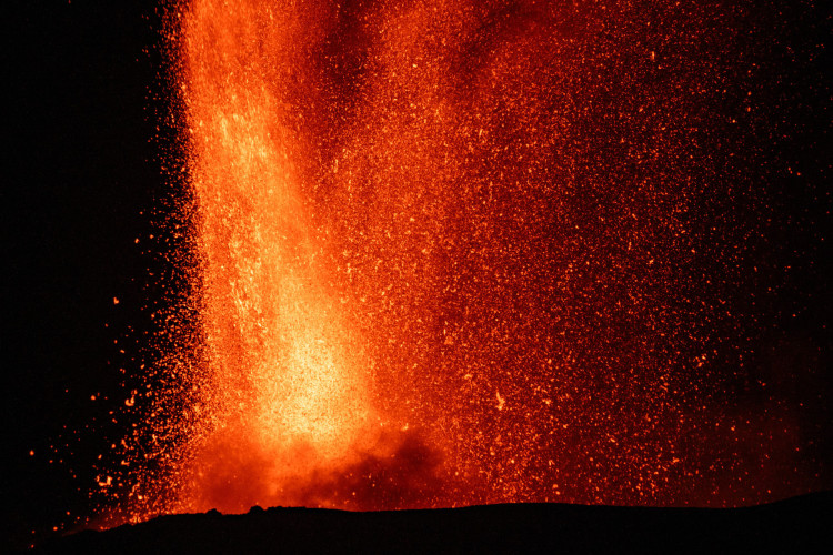 Lava sobre o vulcão do Monte Etna em erupção na Sicília