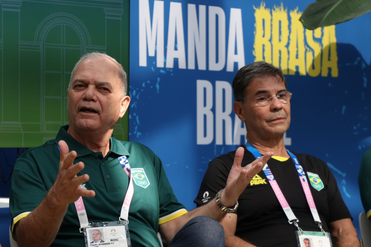 Paulo Wanderley (esq.), presidente do COB, conversou com a imprensa
