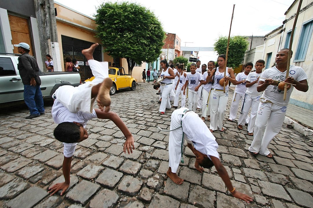 A Capoeira é tão importante no Brasil que tem, inclusive, o Dia do Capoeirista (3 de agosto). A data decorre da Lei nº 4.649 de 1985, do governo de São Paulo.  Por isso, veja curiosidades sobre essa prática tão valiosa. 