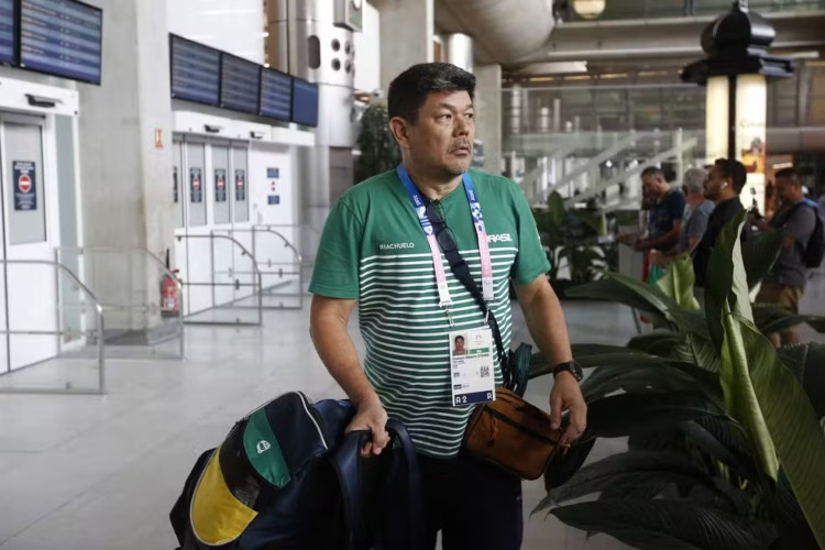 Gustavo Otsuka compareceu ao treino desta quinta-feira, 25, de muletas e caminhando com dificuldades. 