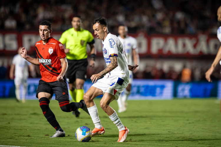 Jogadores de Atlético-GO e Bahia, durante jogo da 19ª rodada da Série A do Brasileiro 