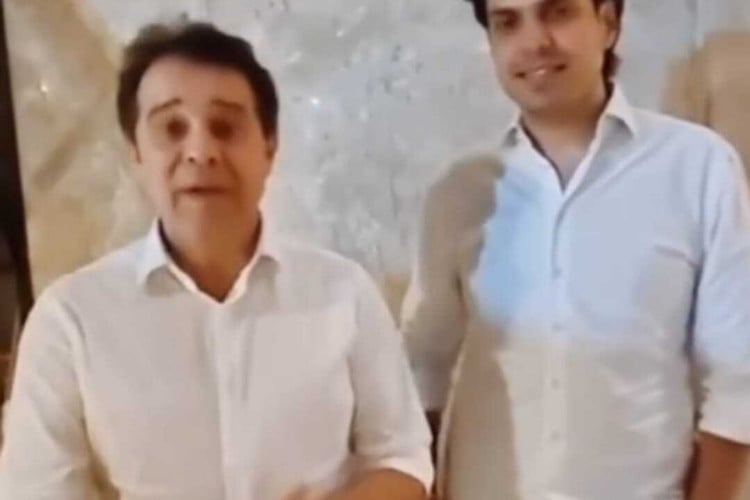 O deputado federal AJ Albuquerque declarando apoio ao pré-candidato do PT, Evandro Leitão, à Prefeitura de Fortaleza