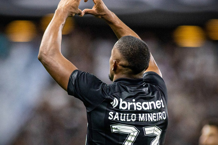 Saulo Mineiro, atacante do Ceará, comemora gol marcado diante do Botafogo-SP