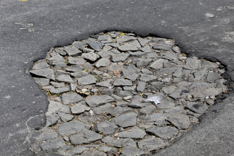 Buraco de cerca de dois metros na rua Walter de Castro, no bairro Cidade dos Funcionários, já causou acidentes, segundo os moradores