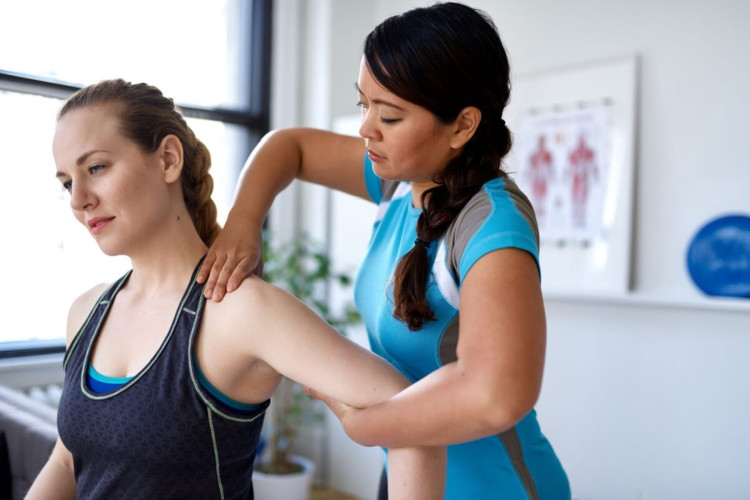 Dores no corpo não devem ser normalizadas, necessitando de ajuda médica (Imagem: AYA images | Shutterstock)