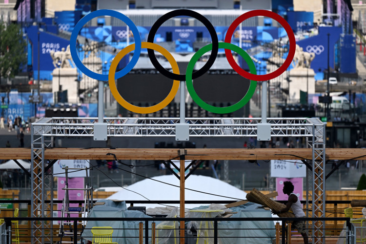 Os anéis olímpicos vistos durante os trabalhos de preparação na Torre Eiffel, em Paris, em 24 de julho, antes dos Jogos Olímpicos de Paris 2024