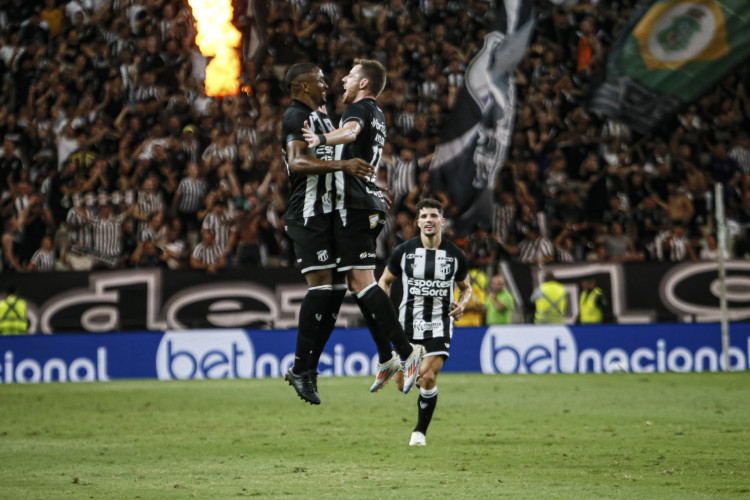 Saulo Mineiro e Aylon comemoram gol na vitória do Ceará