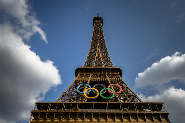 Anéis olímpicos na Torre EIffel para as Olimpíadas de Paris 2024