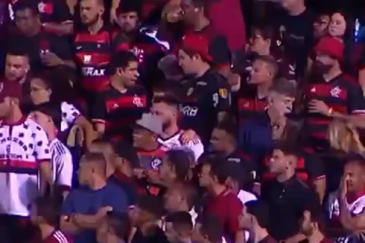 Torcidas organizadas do Flamengo em confusão durante jogo contra o Vitória 