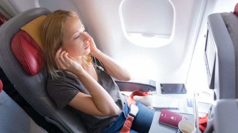 Truques simples ajudam a driblar a dor de ouvido causada pela pressão durante as viagens de carro e avião (Imagem: Matej Kastelic | Shutterstock)  