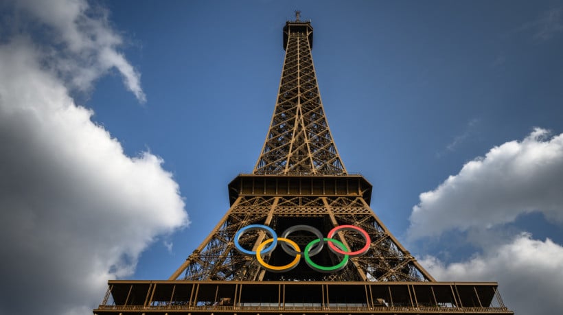 Anéis olímpicos na Torre EIffel para as Olimpíadas de Paris 2024 