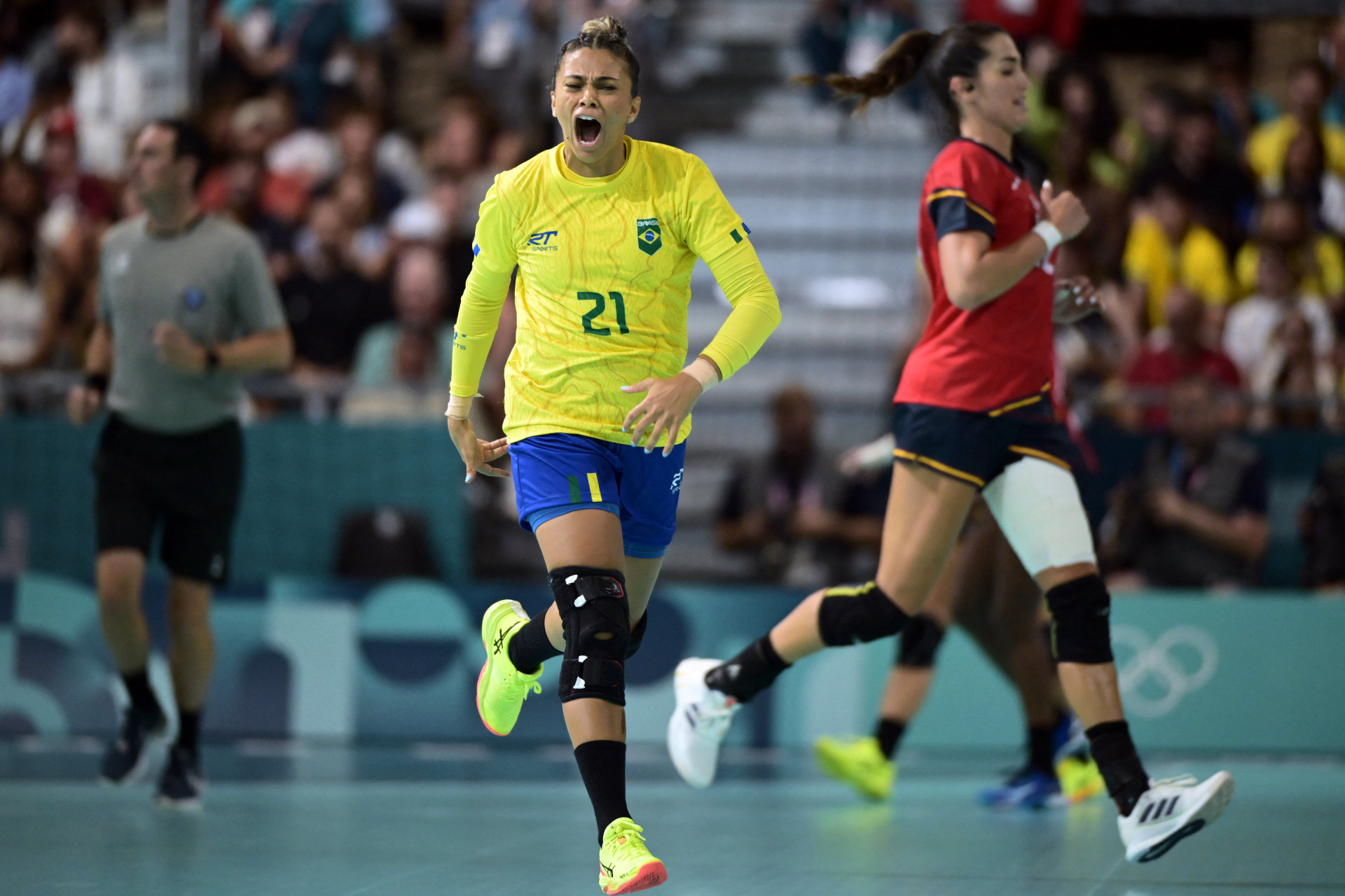 Adriana Cardoso comemora gol no jogo Brasil x Espanha no handebol feminino das Olimpíadas 2024 (Foto: Aris MESSINIS / AFP)