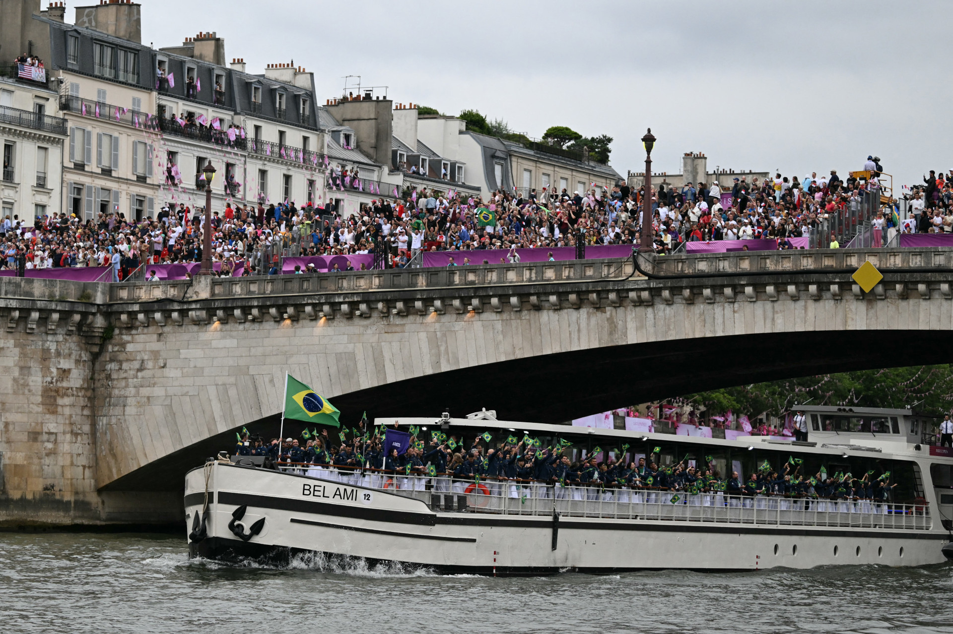 Atletas brasileiros participam das competições em solo francês, onde produtos cearenses têm destino nas exportações (Foto: Patricia DE MELO MOREIRA / AFP)