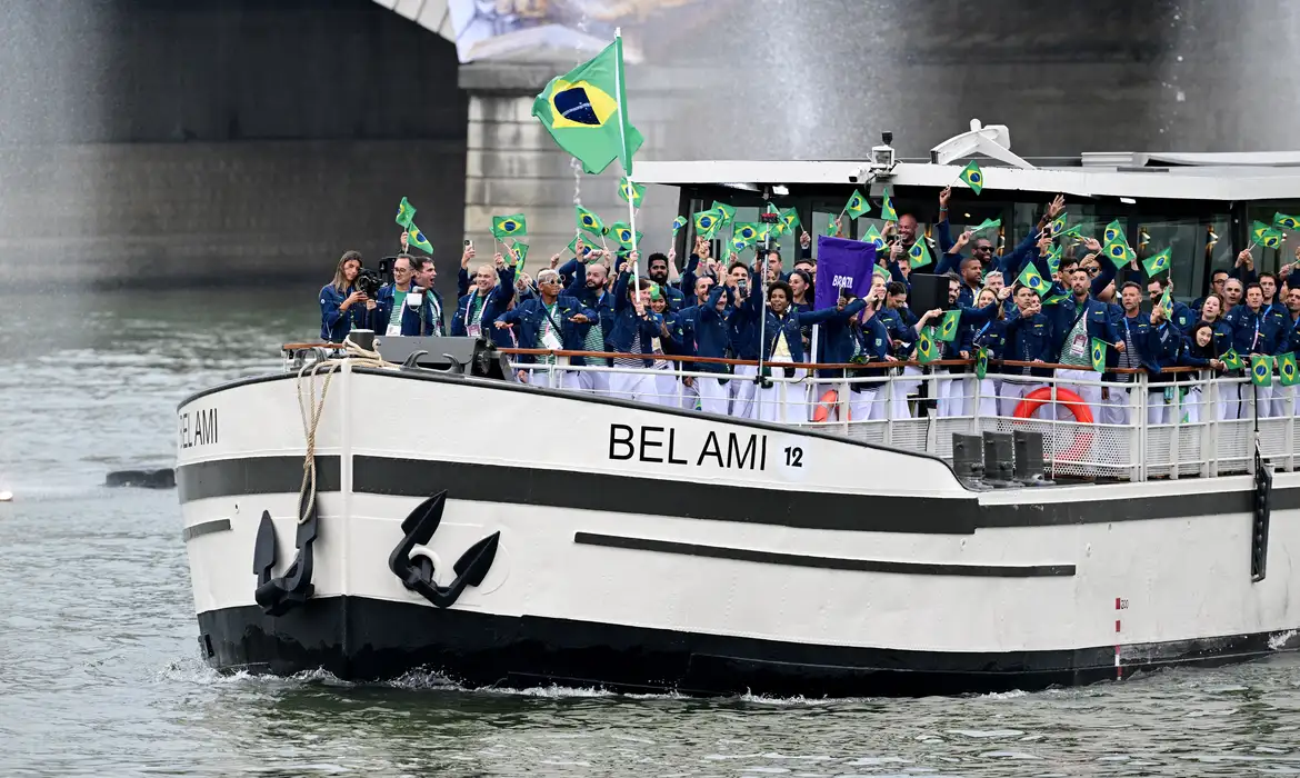 Paris abre Olimpíada com inédita cerimônia a céu aberto