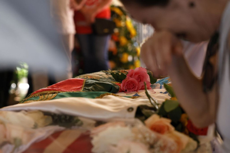 Rosa Magalhães foi velada e homenageada por amigos e escolas de samba