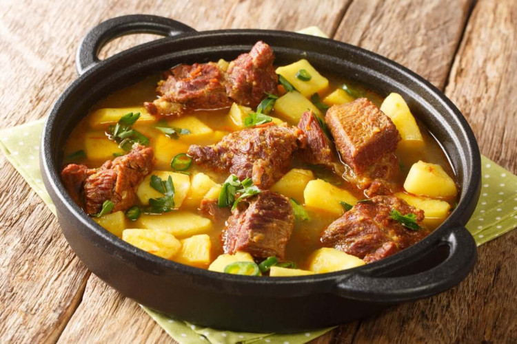 Carne de panela com batata (Imagem: AS Foodstudio | Shutterstock)