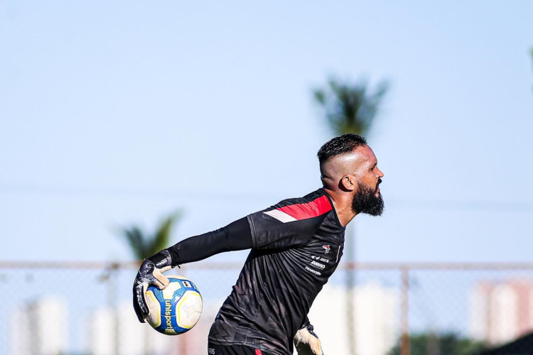 Douglas Dias voltou a ser titular na meta coral