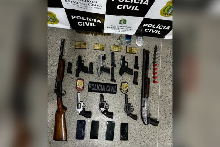 Armas, munições, celulares e motos foram apreendidos na operação que resultou também em nove prisões em Itarema