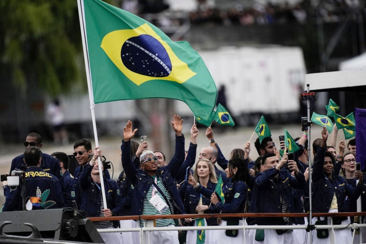 Isaquias Queiroz e Raquel Kochann foram os porta-bandeiras do Brasil na abertura das Olimpíadas