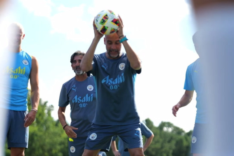 Guardiola se diverte em dinâmica no treino do Manchester City