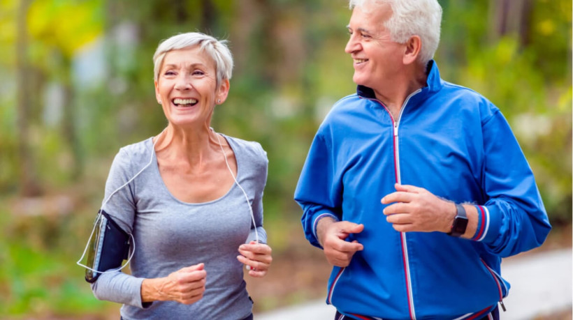 Exercícios físicos são fundamentais para manter a saúde dos idosos (Imagem: Lordn | Shutterstock) 