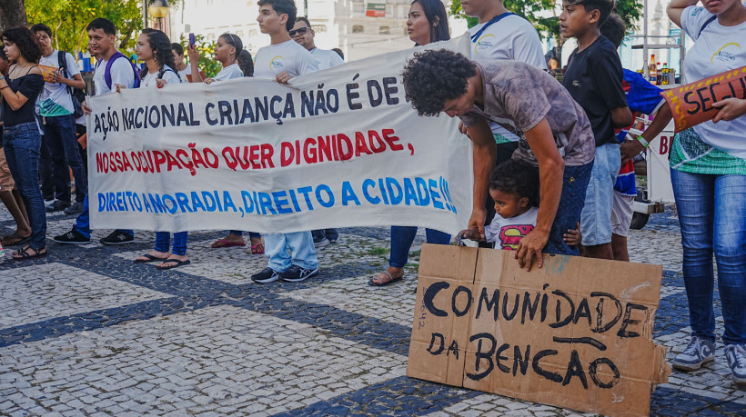 FORTALEZA, CEARÁ, 26-07-2024: Manifestação pede moradia digna para crianças e moradores em situação de vulnerabilidade. (Foto: Fernanda Barros / O Povo) 