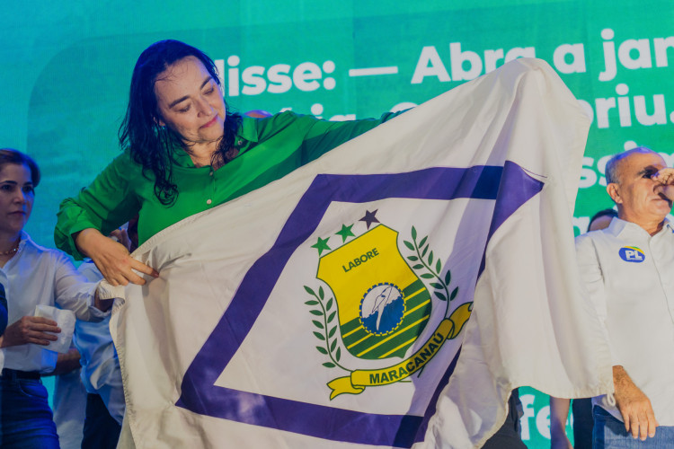 Dra. Silvana, lançada candidata a prefeita de Maracanaú, com a bandeira do Município na convenção