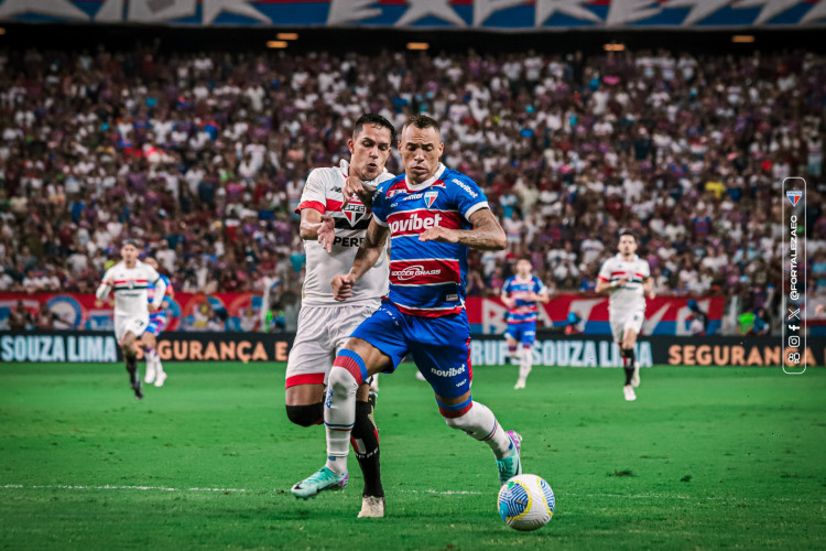 Breno Lopes, do Fortaleza, em atuação pela Série A 2024 contra o São Paulo na Arena Castelão