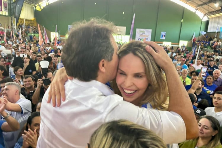 Evandro Leitão abraça Gabriella Aguiar, que o PSD tenta emplacar como vice