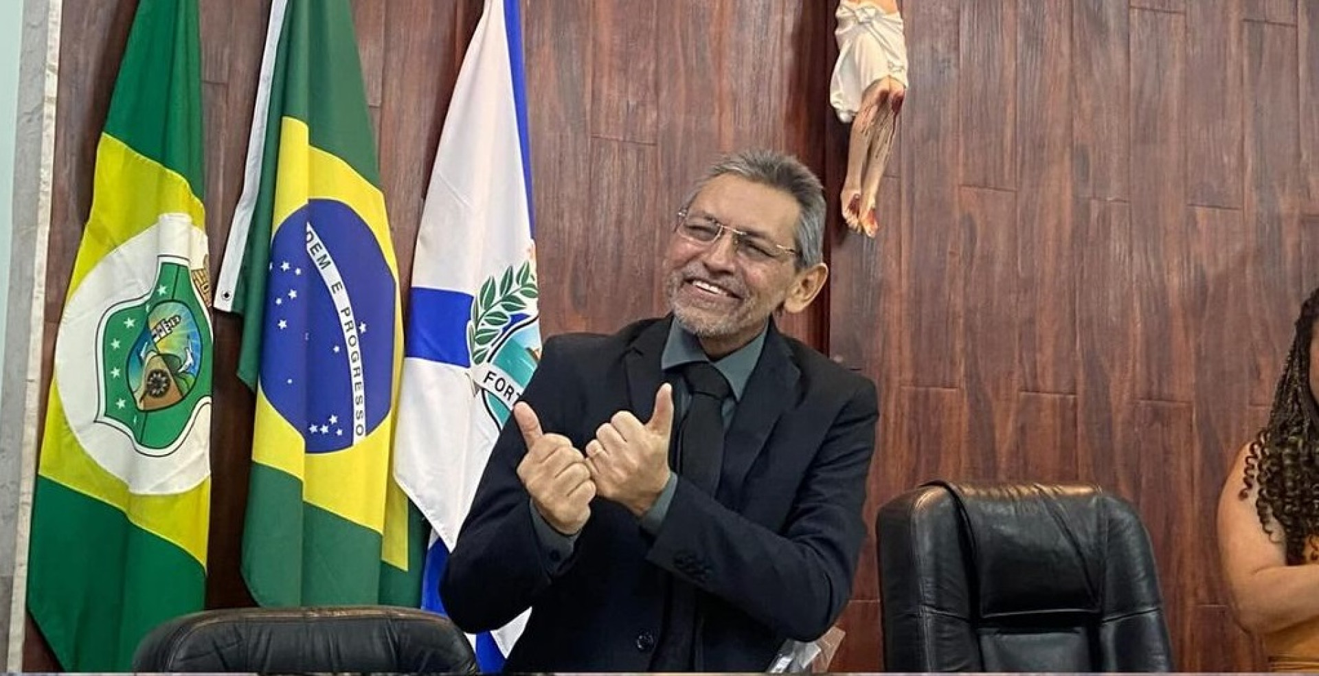 ￼OTACÍLIO Bessa, diretor da escola Adauto Bezerra, nasceu em 13/9/1967 (Foto: Reprodução/Instagram
)