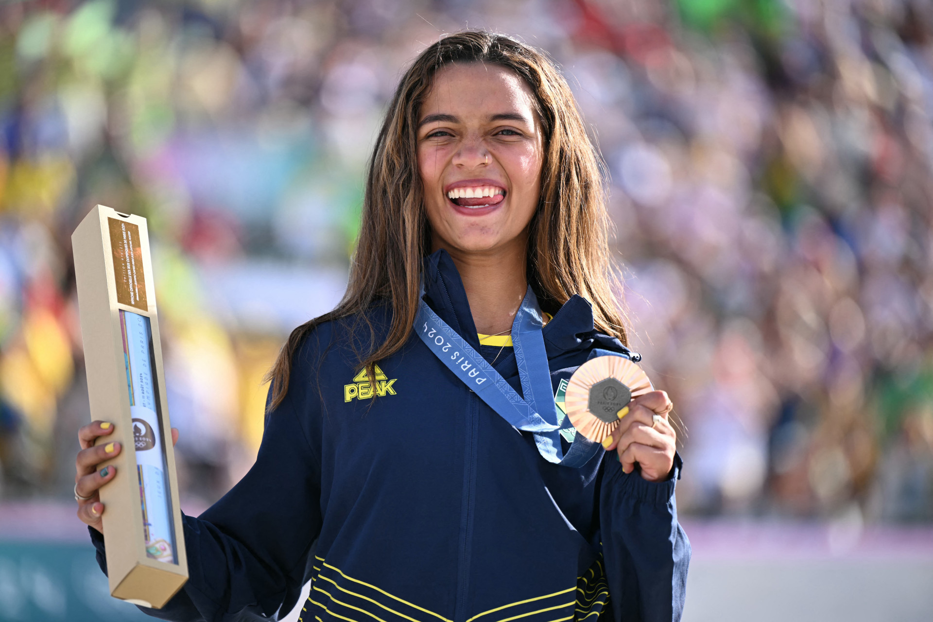 Rayssa comemora medalha de bronze em Paris (Foto: KIRILL KUDRYAVTSEV / AFP)