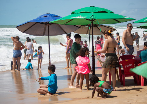 FORTALEZA, CEARÁ, BRASIL, 28-07-2024: Movimentação de banhistas no último fim de semana de férias na Praia do Futuro, pais levam os filhos para praia. (Foto: Samuel Setubal/ O Povo)