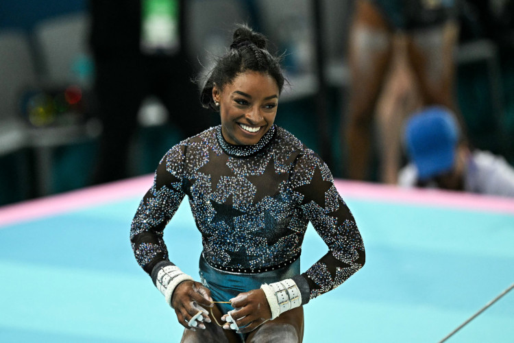 Simone Biles deu um show na sua estreia em Paris-2024 sob olhares de artistas como Snoop Dogg, Lady Gaga e Ariana Grande