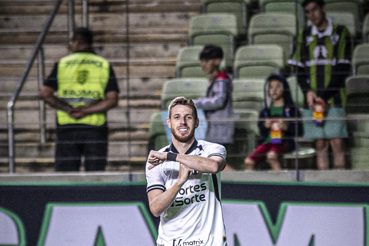 Aylon, do Ceará, comemora gol marcado contra América-MG pela Série B 2024