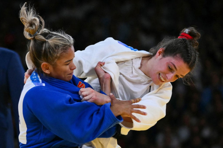 Larissa caiu para a repescagem após uma derrota para a atual campeã olímpica, a francesa Amandine Buchard