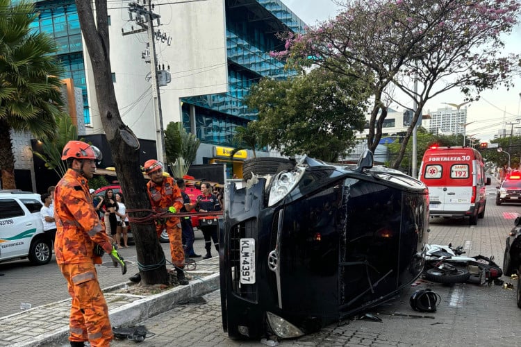 Equipe do Corpo de Bombeiros iniciou os procedimentos de isolamento da área e estabilização do veículo