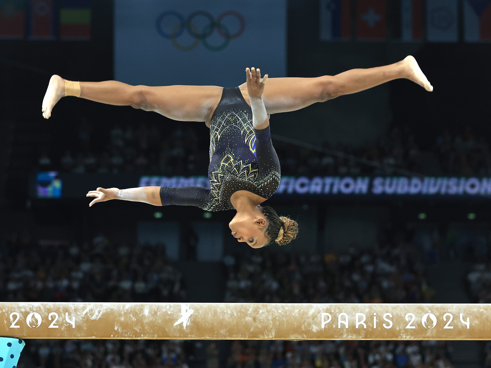 Classificação HistóricaRebeca Andrade teve um desempenho histórico na fase classificatória, garantindo sua vaga em cinco finais. A ginasta demonstrou sua versatilidade e talento em todos os aparelhos, consolidando sua posição como uma das maiores ginastas da atualidade.