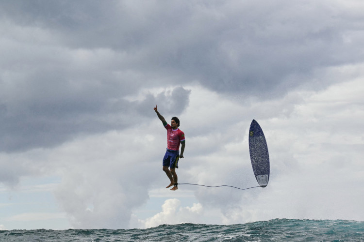 Gabriel Medina se manteve na frente durante a 5ª bateria e conquistou 9.90 no primeiro tubo, maior nota do torneio olímpico na modalidade