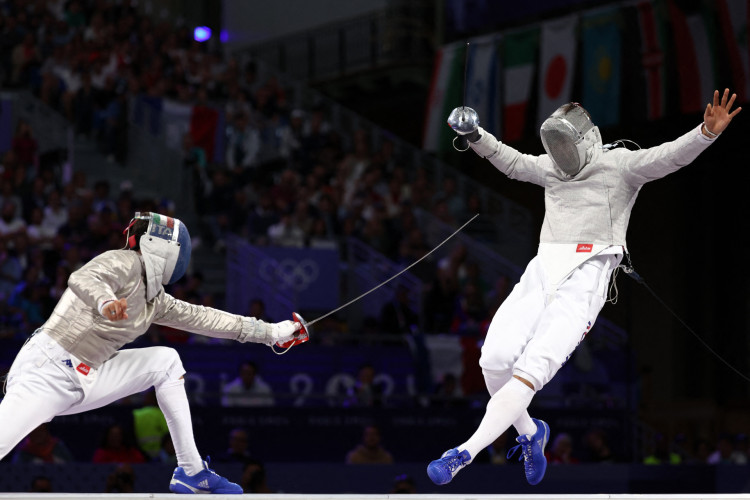 Italiano Luigi Samele e sul-coreano Oh Sang-uk duelam na semifinal de esgrima masculino, em 27 de julho de 2024, nas Olimpíadas de Paris