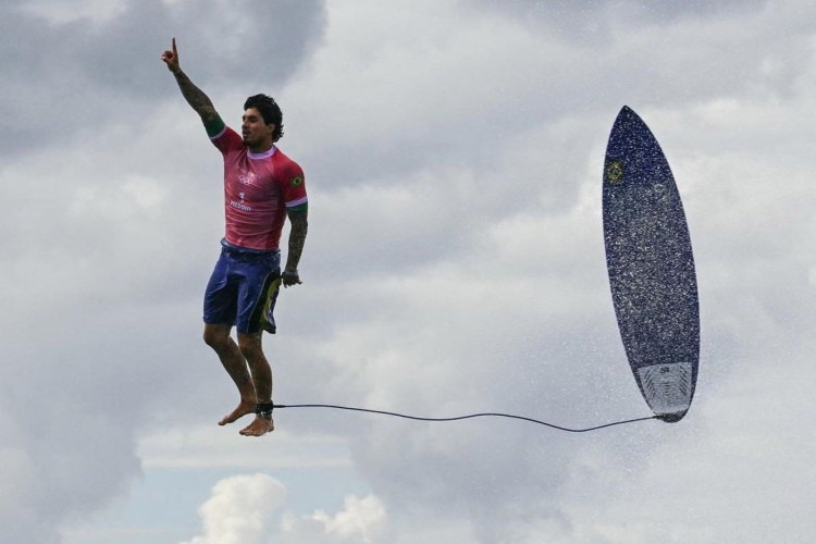 Foto icônica de Jerome Brouillet após feito inédito do surfista brasileiro viralizou na web e repercutiu pelo mundo