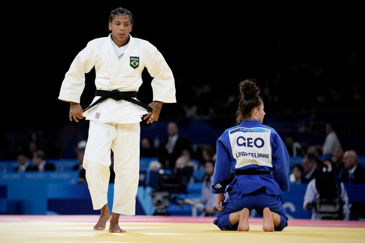  Rafaela Silva (kimono branco) derrotou Eteri Liparteliani, atleta de Geórgia, nas quartas de final