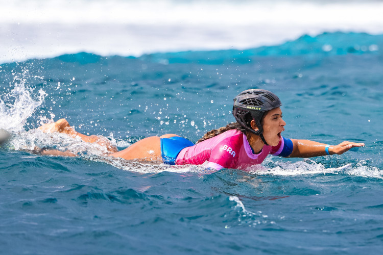 Na foto, a atleta Tainá Hinckel, que representa o Brasil no surfe feminino. 