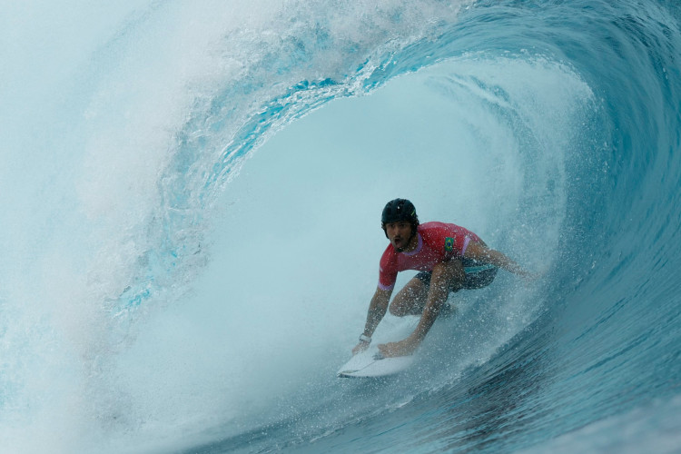 João Chianca, o Chumbinho, enfrentou disputa acirrada e se classificou para as quartas de final do surfe masculino em Paris-2024