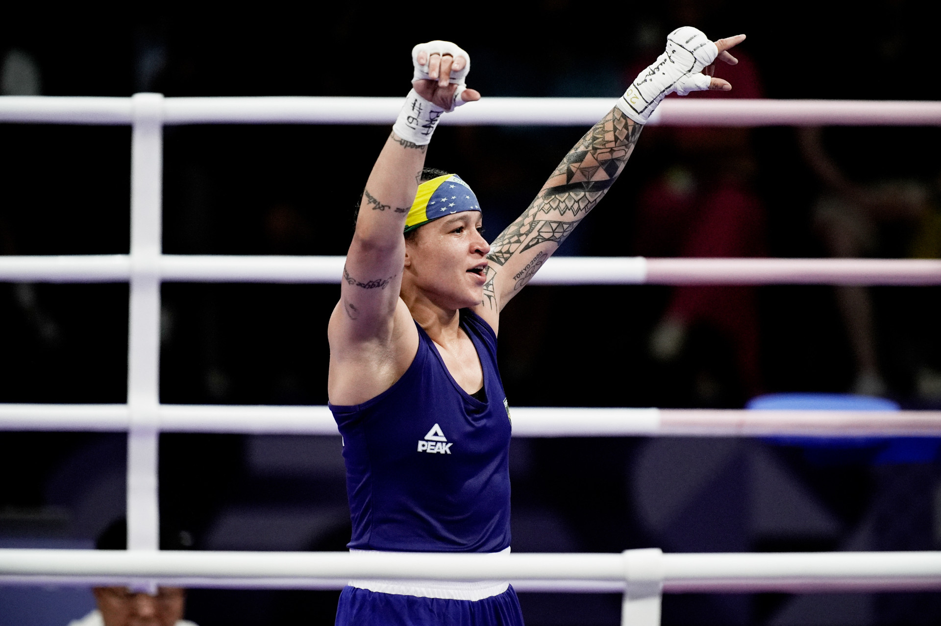 2024.07.29 - Jogos Olímpicos Paris 2024 - Boxe Feminino - Beatriz (Bia) Ferreira (de azul) em ação contra a norte-americana Jajaira Gonzalez na Arena Paris Norte, nesta segunda-feira (29), pelas oitavas de final do boxe feminino categoria até 60kg (Foto: Alexandre Loureiro/COB)