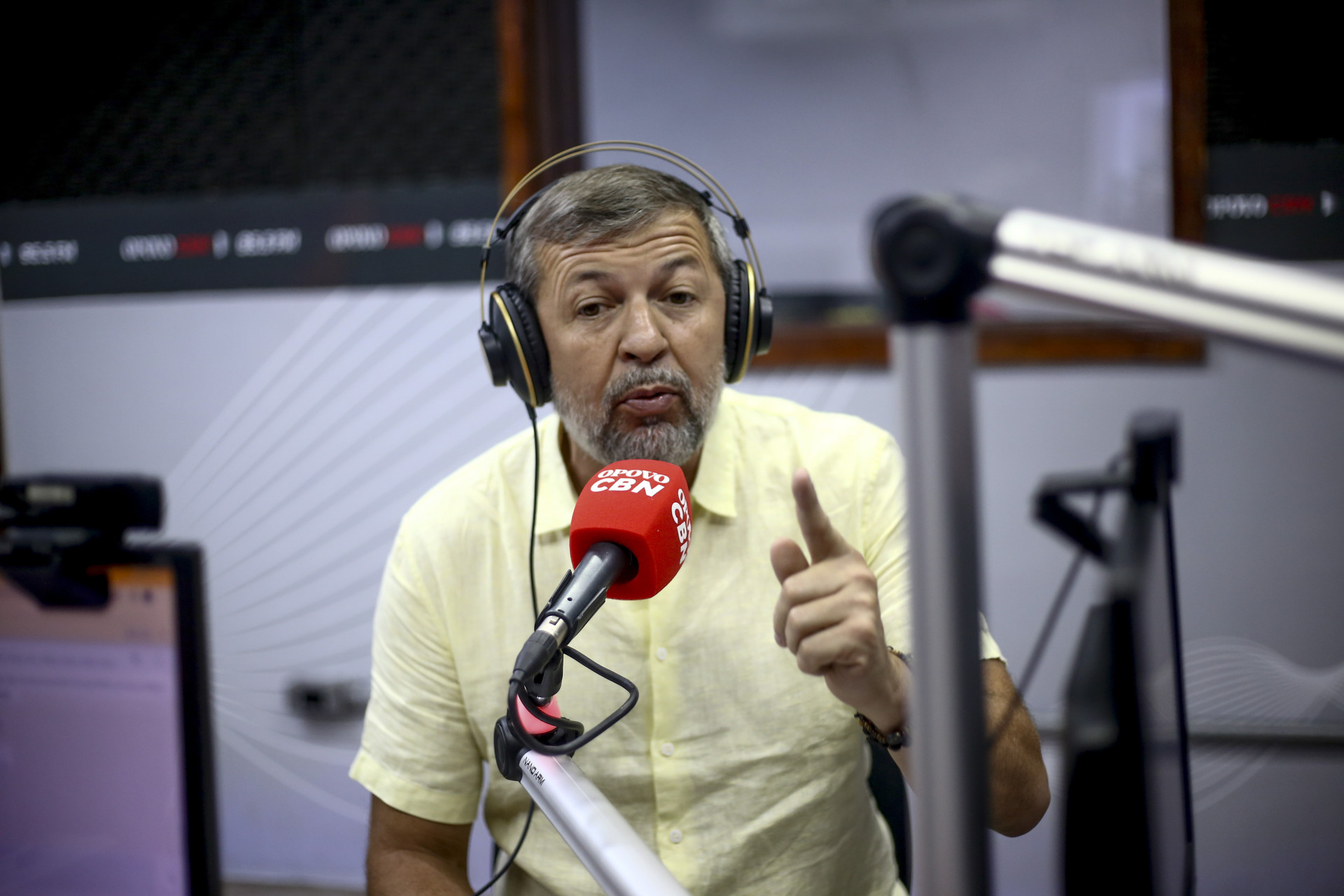 Presidente do PSDB CE Elcio Batista dando entrevista para a radio O POVO CBN (Foto: Matheus Souza)